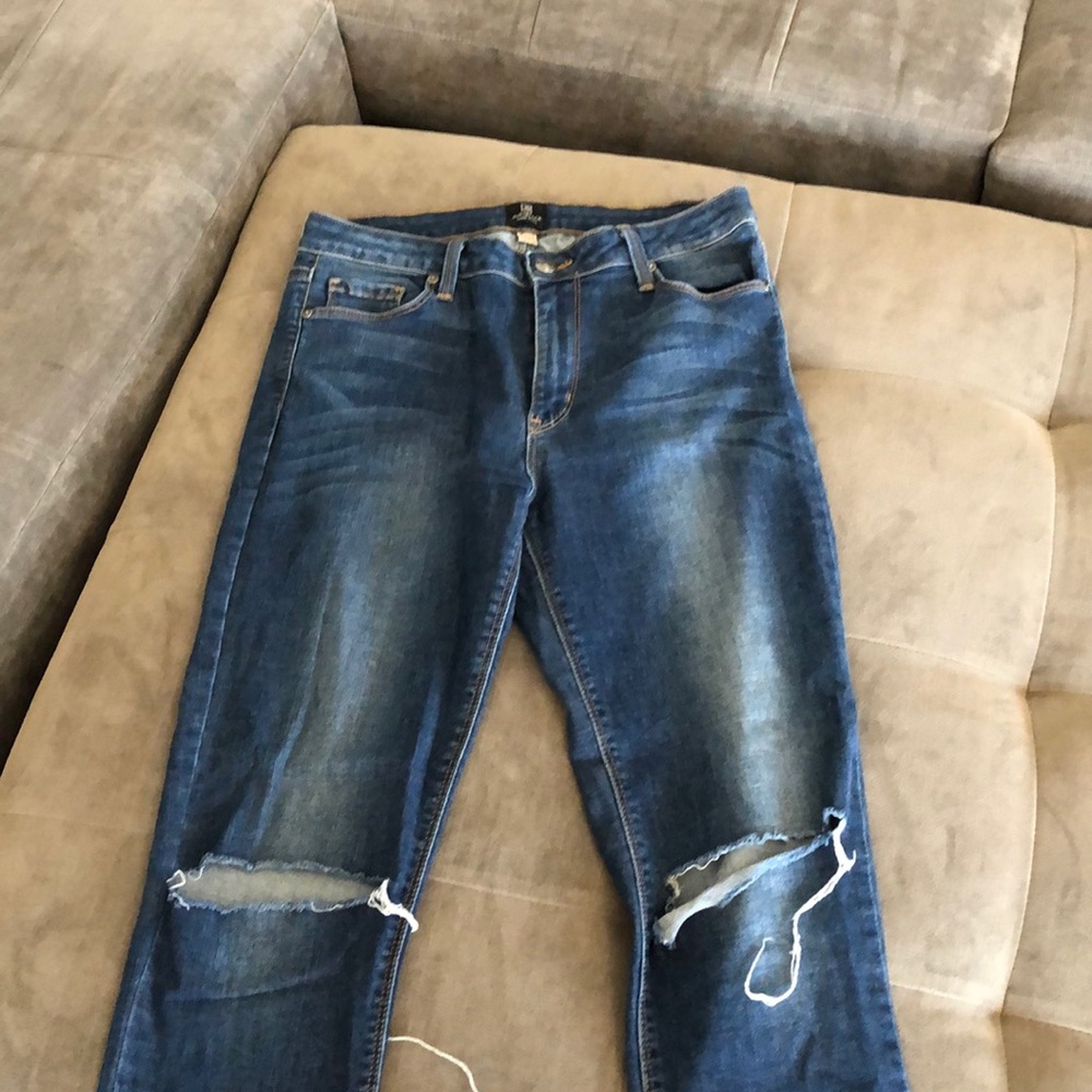 High waist skinny jeans with cut out knee!